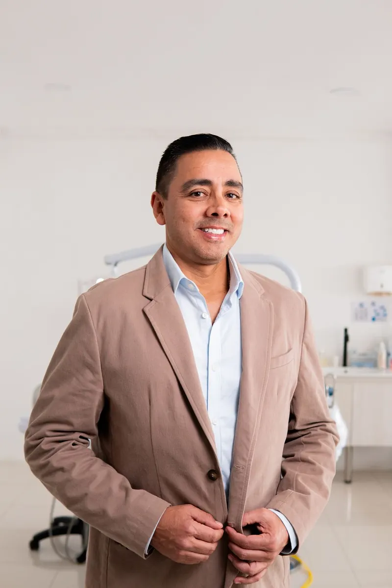 El Dr. Jorge Adolfo Ramírez España en el consultorio de Cirumax